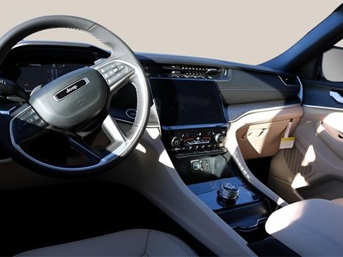 New 2025 Jeep Grand Cherokee Limited image 13