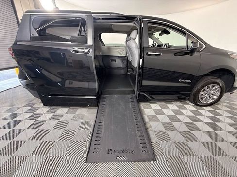 Used 2024 Toyota Sienna XLE w/ XLE Plus Package FWD image 27
