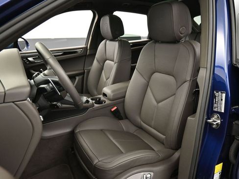 Certified 2025 Porsche Macan AWD/4WD image 5