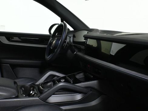 Used 2025 Porsche Cayenne AWD/4WD image 34