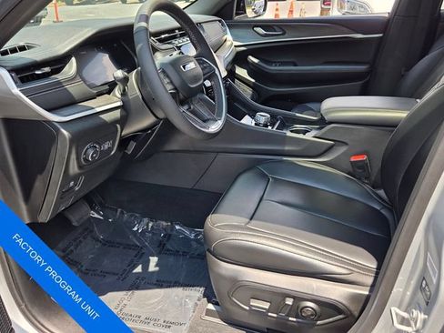 Used 2025 Jeep Grand Cherokee Limited RWD image 16