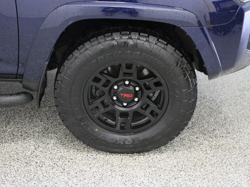 Used 2022 Toyota 4Runner SR5 Premium w/ Moonroof Package RWD image 5