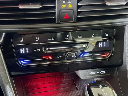 Used 2025 Volkswagen Jetta SEL FWD image 17