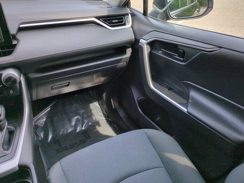 Used 2020 Toyota RAV4 LE AWD/4WD image 17