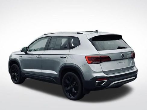 Used 2022 Volkswagen Taos SE w/ Driver Assistance Package image 9