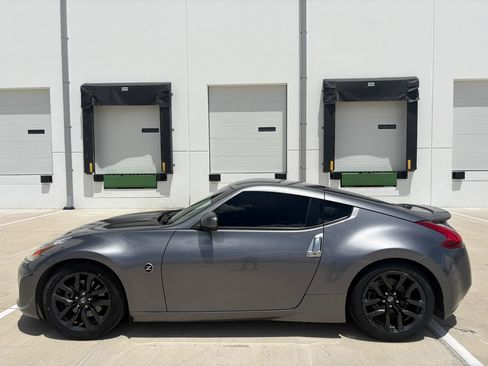 Used 2017 Nissan 370Z Coupe RWD image 6