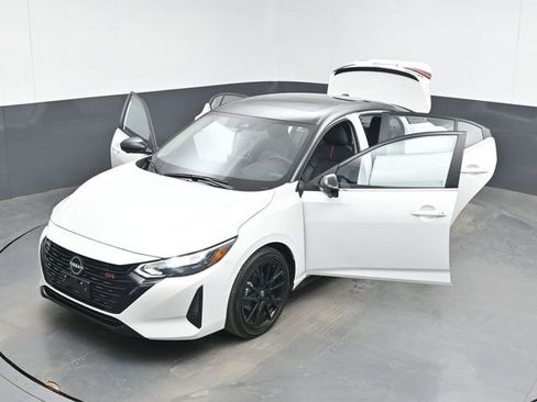 Used 2025 Nissan Sentra SR w/ SR Premium Package image 48