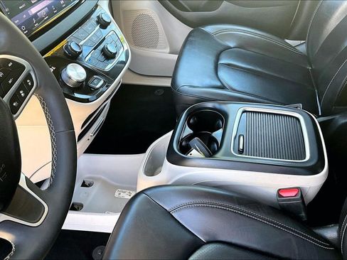 Used 2023 Chrysler Pacifica Touring-L FWD image 17
