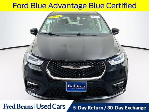 Used 2024 Chrysler Pacifica Touring-L FWD image 2