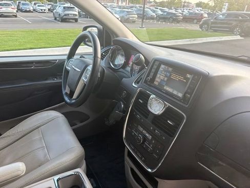 Used 2013 Chrysler Town & Country Touring-L w/ Driver Convenience Group FWD image 11