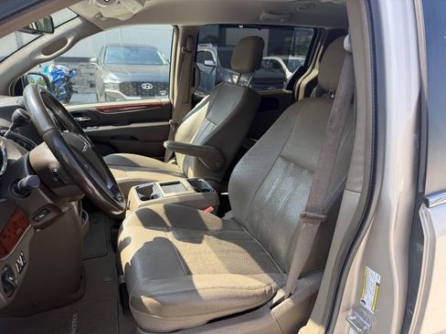 Used 2012 Chrysler Town & Country Touring-L w/ Entertainment Group #2 FWD image 8