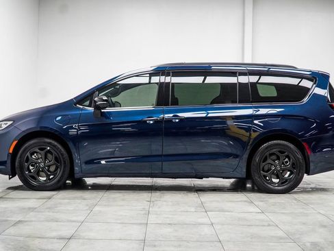 Used 2025 Chrysler Pacifica Premium FWD image 9
