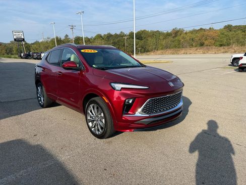 Used 2025 Buick Encore GX Avenir w/ Avenir Technology Package image 7