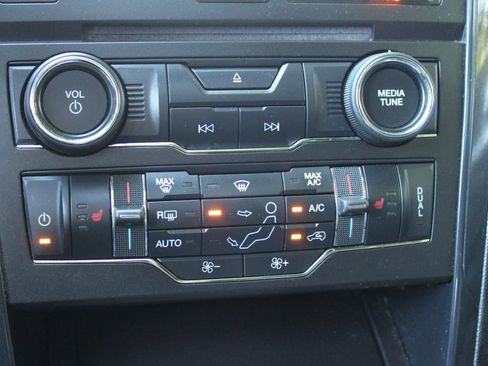 Used 2017 Ford Explorer XLT w/ Equipment Group 202A AWD/4WD image 30