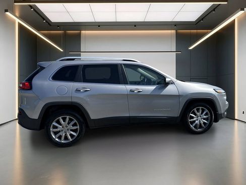 Used 2018 Jeep Cherokee Limited w/ Technology Group FWD image 7