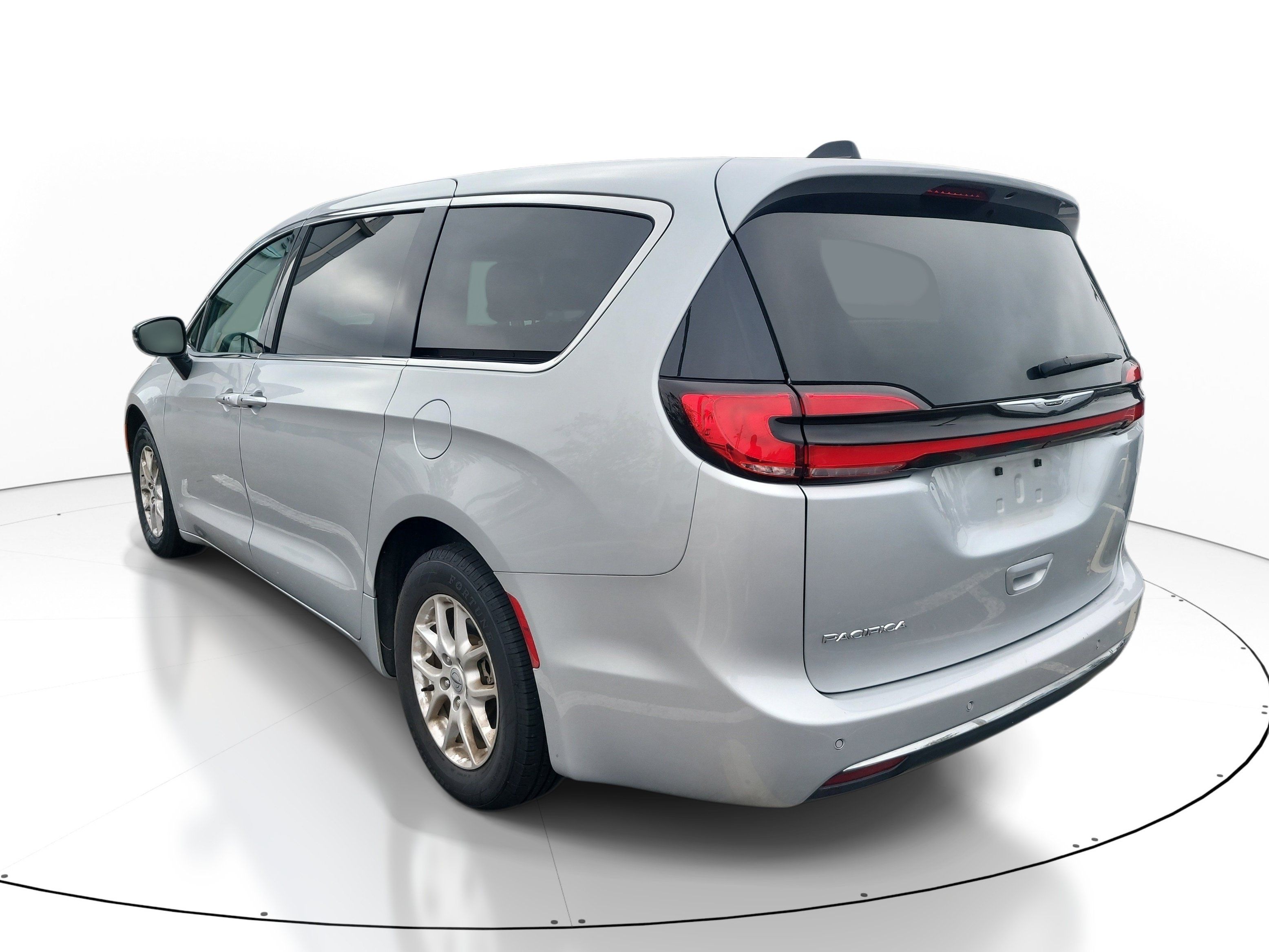 Used 2024 Chrysler Pacifica Touring-L FWD image 6