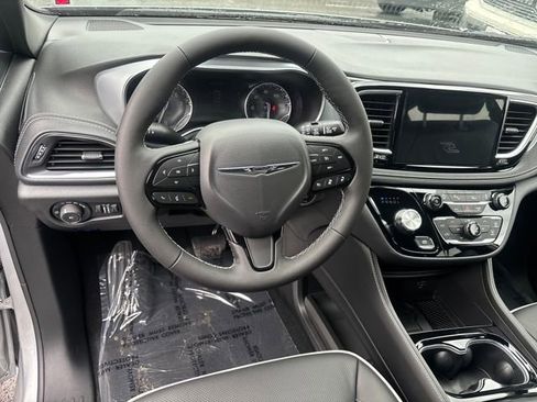 New 2026 Chrysler Pacifica Limited image 21