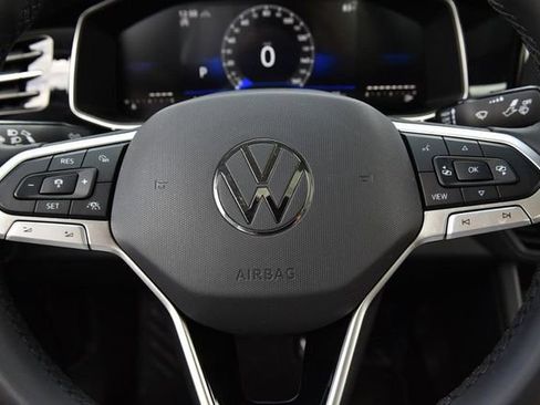 Certified 2025 Volkswagen Jetta SE w/ Sunroof Package FWD image 19