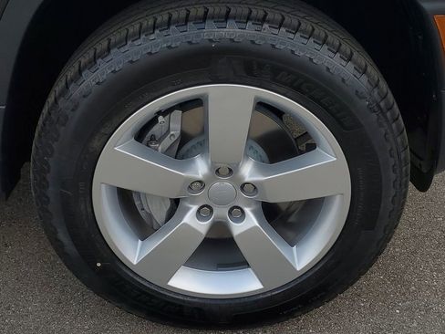 Used 2025 Land Rover Defender 90 S image 5