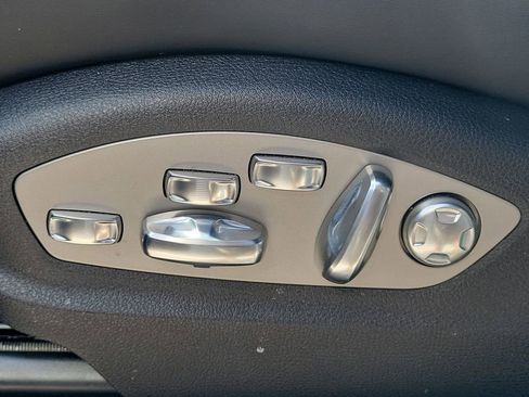 Certified 2025 Porsche Macan Base image 27