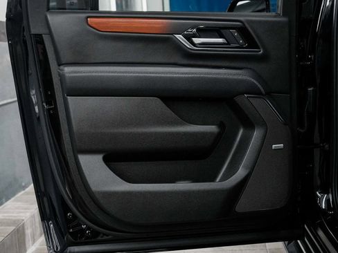 Used 2025 GMC Yukon XL Denali image 13