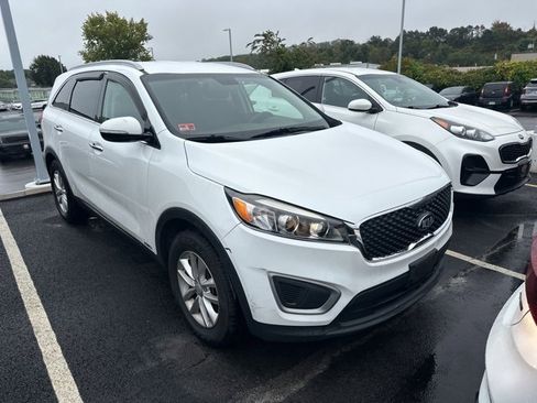 Used 2017 Kia Sorento LX w/ LX Convenience Package image 3