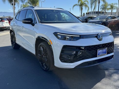 New 2026 Volkswagen Tiguan SE R-Line image 2