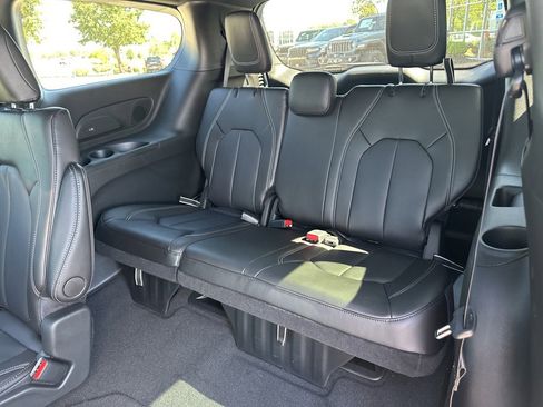 New 2026 Chrysler Pacifica Select image 45