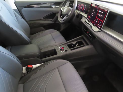 New 2026 Volkswagen Tiguan SE FWD image 26