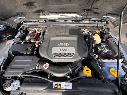 Used 2015 Jeep Wrangler Unlimited Rubicon w/ Connectivity Group image 31