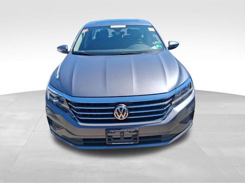 Used 2022 Volkswagen Passat 2.0T SE FWD image 2