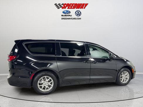 Used 2024 Chrysler Pacifica Touring-L FWD image 5