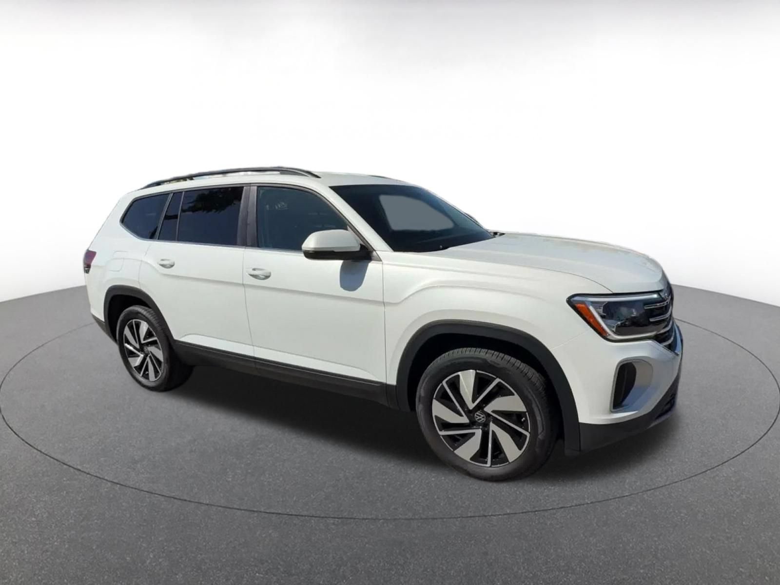 Used 2026 Volkswagen Atlas SE FWD image 2