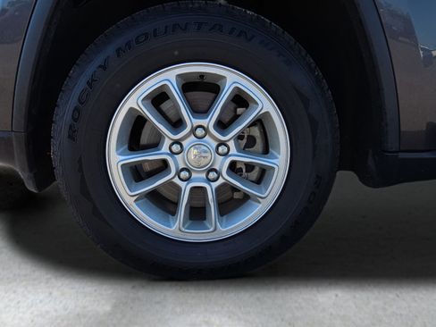 Used 2020 Jeep Grand Cherokee Laredo AWD/4WD image 31