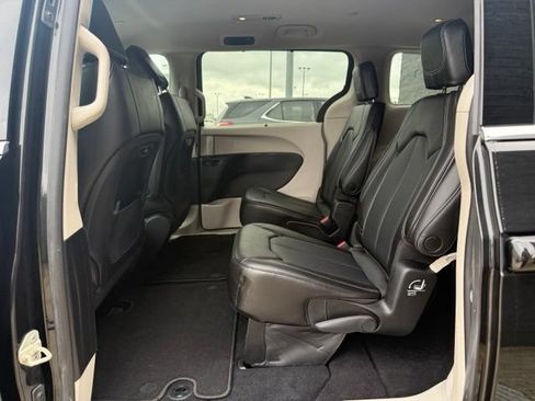 Used 2023 Chrysler Pacifica Touring-L FWD image 22