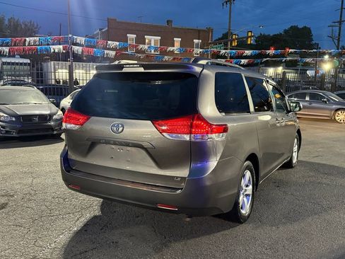 Used 2012 Toyota Sienna LE image 5
