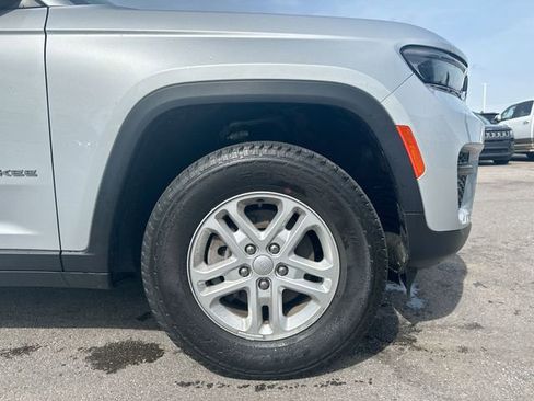 Used 2023 Jeep Grand Cherokee Laredo AWD/4WD image 12
