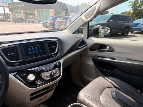Used 2019 Chrysler Pacifica Touring-L FWD image 20