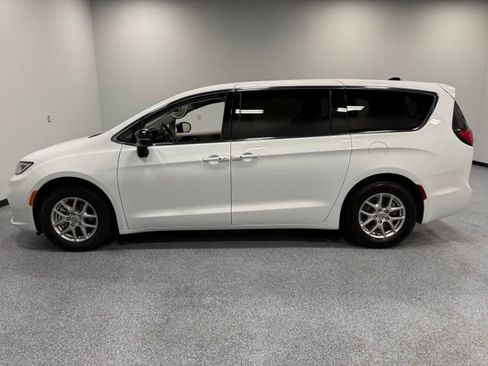 Used 2024 Chrysler Pacifica Touring-L FWD image 5