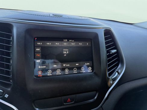 Used 2019 Jeep Cherokee Latitude Plus image 19