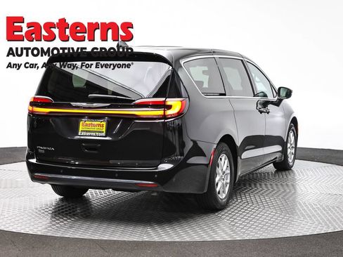 Used 2023 Chrysler Pacifica Touring-L FWD image 5
