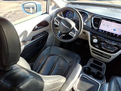 Used 2022 Chrysler Pacifica Touring-L image 16