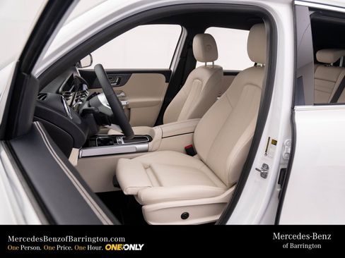 New 2025 Mercedes-Benz GLB 250 4MATIC image 18