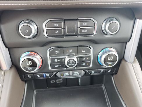 Certified 2024 GMC Yukon SLT w/ SLT Luxury Package AWD/4WD image 19