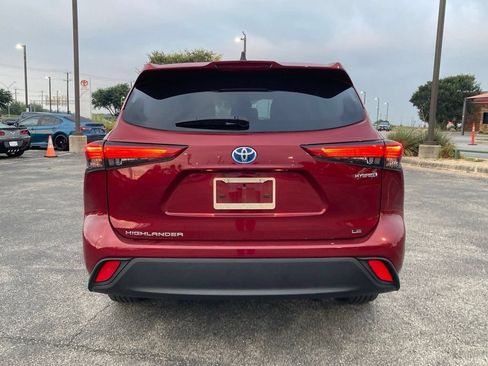 Used 2022 Toyota Highlander LE FWD image 6
