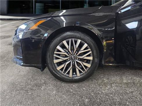 Used 2023 Nissan Altima 2.5 SV FWD image 13