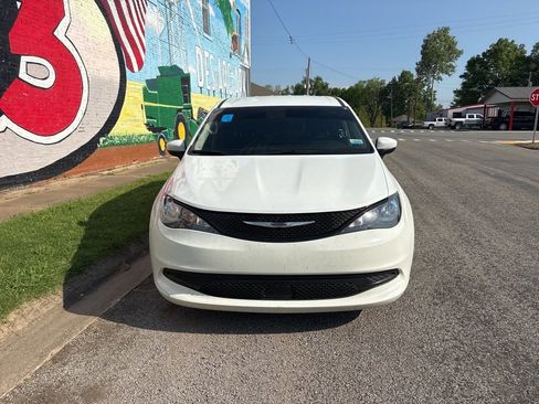 Used 2023 Chrysler Voyager LX image 9