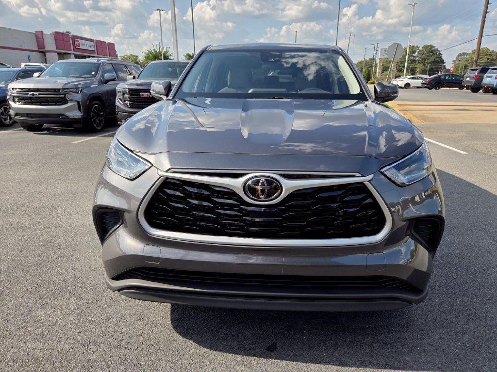 Used 2023 Toyota Highlander L FWD image 2