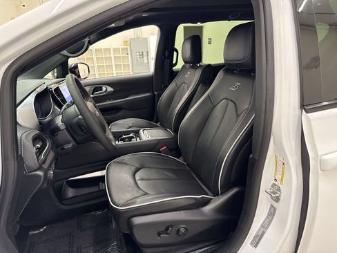 Used 2025 Chrysler Pacifica Limited FWD image 12