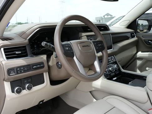 Used 2023 GMC Yukon XL Denali RWD image 16
